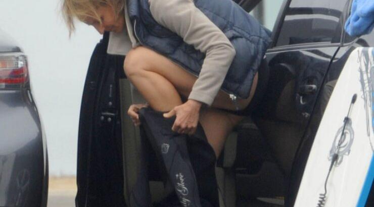 Απίστευτο! Διάσημη σταρ του Hollywood γδύνεται στη μέση του δρόμου [εικόνες]