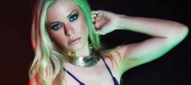 Ζέτα Μακρυπούλια: Η σέξι φωτογραφία από το «Μερικοί το Προτιμούν Καυτό»