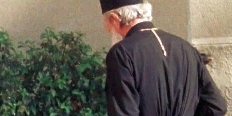 Χειροπέδες σε μητέρα και γιό για τη ληστεία στο σπίτι ιερέα 