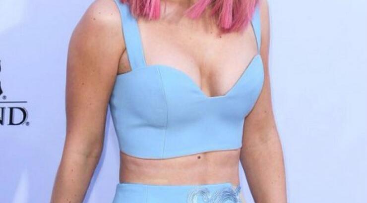 Ποια τραγουδίστρια έκανε πλαστική στη μύτη και έβαλε εμφυτεύματα στα μάγουλα;