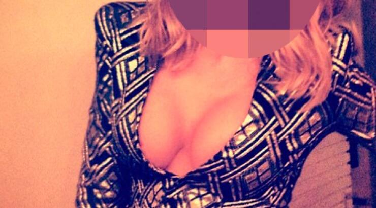 Πασίγνωστη Ελληνίδα τραγουδίστρια μας πέταξε τα μάτια έξω με το ντεκολτέ της