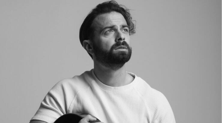 Συγκλονίζει ο Ηλίας Βρεττός: "Ανέβηκε στην πίστα, μου έκανε κεφαλοκλείδωμα, αισθάνθηκα κάτι αιχμηρό στην κοιλιά να με πιέζει" [βίντεο]