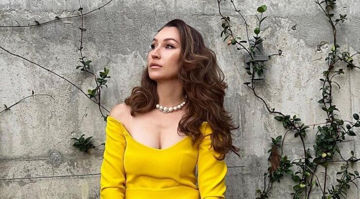 Πώς να φορέσεις το φλοράλ το φθινόπωρο σύμφωνα με την Bianca Makris