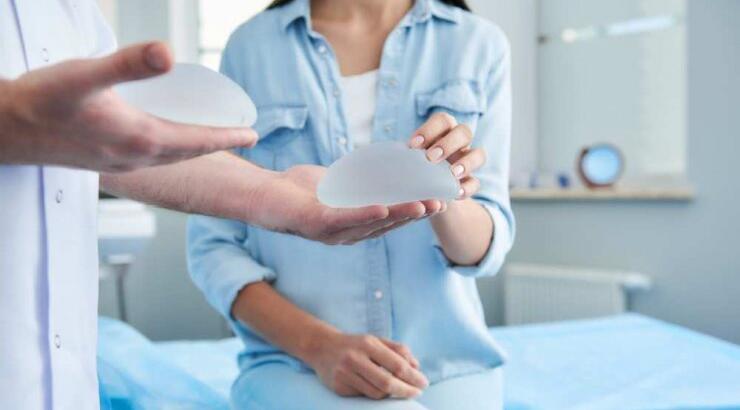 Αυξητική στήθους: Η ειδικός εξηγεί πως να επιλέξεις τις σιλικόνες σου