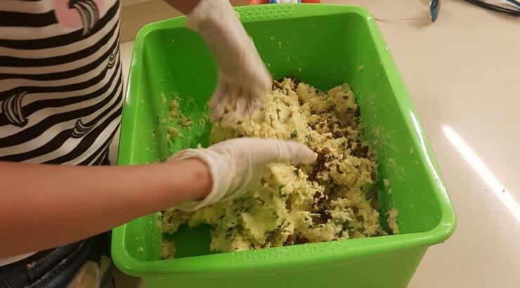 Κύπριες socialite στην κουζίνα για να ετοιμάσουν τις φλαούνες 