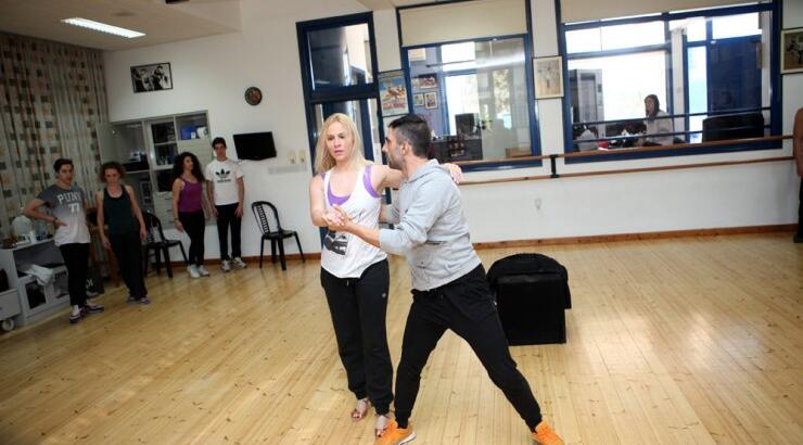 Η Νάντια Μπουλέ κάνει πρόβες χορού για τη μεγάλη βραδιά των βραβείων «Madame Figaro Γυναίκες της Χρονιάς 2013»