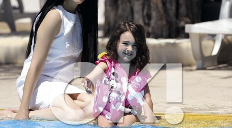 Η σύζυγός του , Πρόδρομου Προδρόμου, φωτογραφίζεται πρώτη φορά με την κόρη τους και μιλά για τη σχέση της με το γνωστό πολιτικό