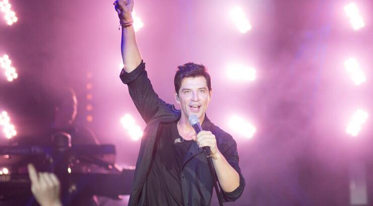 Αποθεώθηκε ο Σάκης Ρουβάς στην πρεμιέρα των νυχτερινών του εμφανίσεων