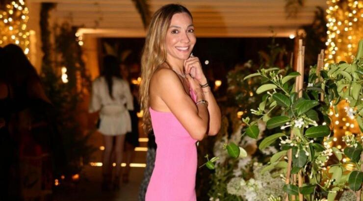 Δέσποινα Τζιαπούρα: Το σικάτο και effortless χτένισμα που υιοθετεί για day-to-night εμφανίσεις