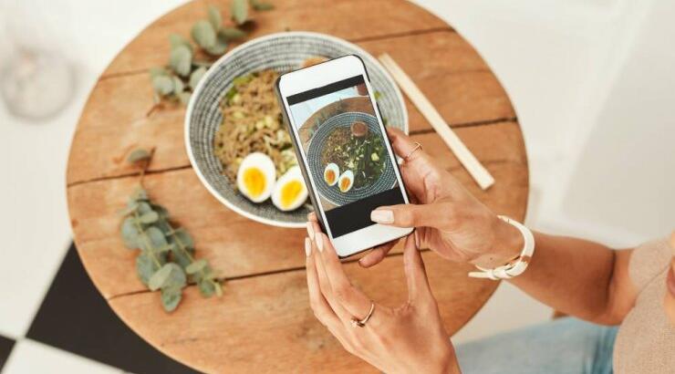 Αυτοί είναι οι λόγοι που δεν πρέπει να λαμβάνεις πληροφορίες για τη διατροφή σου από τους influencers 