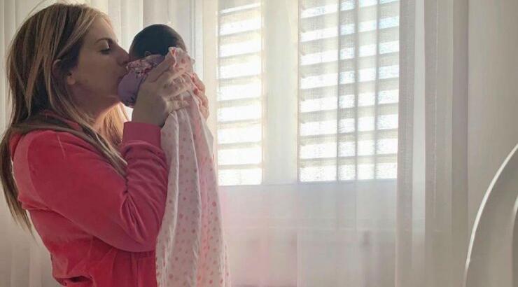Ιωάννα Κασουλίδου: Η εικόνα αγκαλιά με την δύο μηνών κορούλα της που λατρέψαμε! 