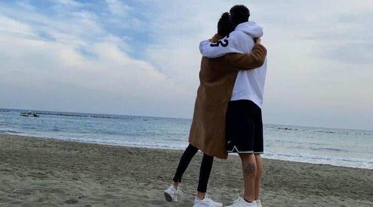 Full in love ζευγάρι του νησιού αγκαλιασμένο στη Λεμεσό! 