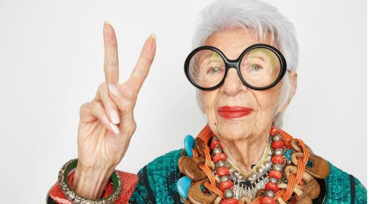 Iris Apfel: Tο fashion icon έκλεισε τα 99  