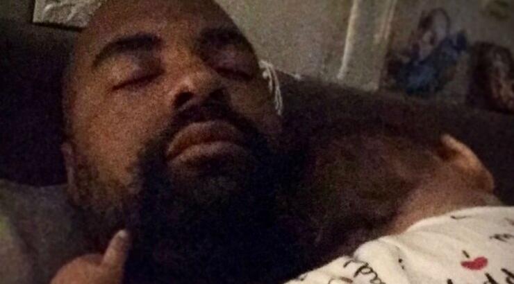 Ησαΐας Ματιάμπα: Είδαμε τον γιο του να ποζάρει μπροστά από το χριστουγεννιάτικο δέντρο [εικόνα]