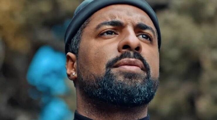 Ησαΐας Ματιάμπα: H ρατσιστική επίθεση που δέχτηκε σε αστυνομικό τμήμα λόγω του χρώματός του [βίντεο]