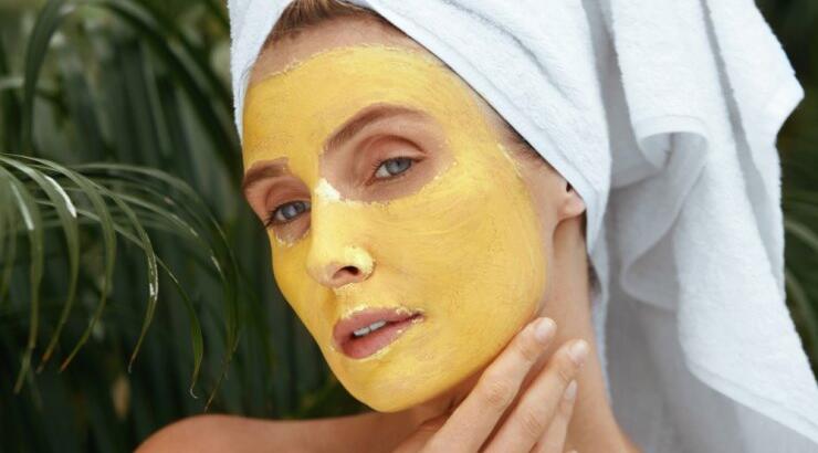 DIY μάσκα προσώπου με κουρκουμά για άμεση σύσφιξη και λάμψη