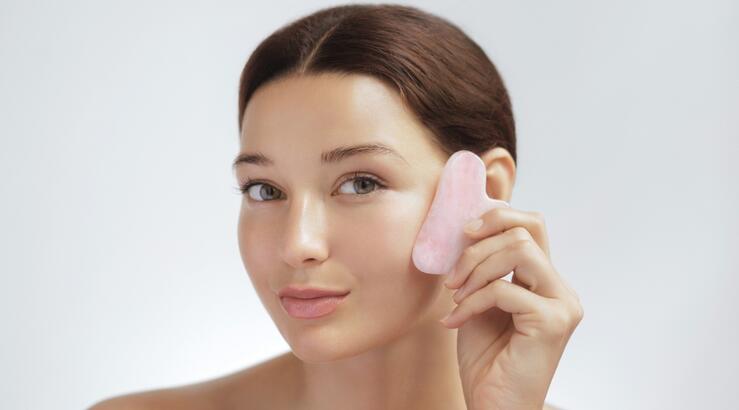 Beauty tools: Τα 5 οφέλη του μασάζ προσώπου με Gua Sha