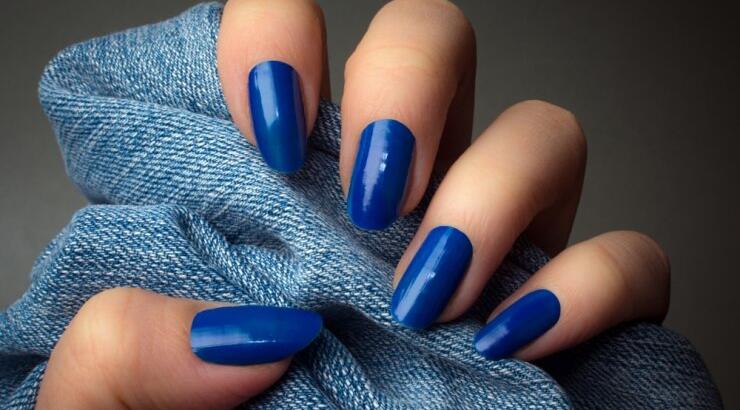 Μπλε νύχια: Το χρώμα που θα βλέπεις παντού το φθινόπωρο