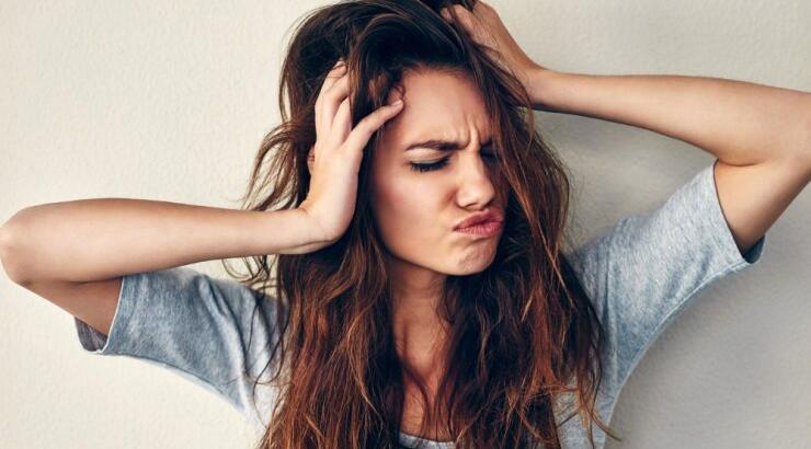 Bad hair day: 3 εύκολες λύσεις για να μην πετάνε οι φύτρες των μαλλιών σου