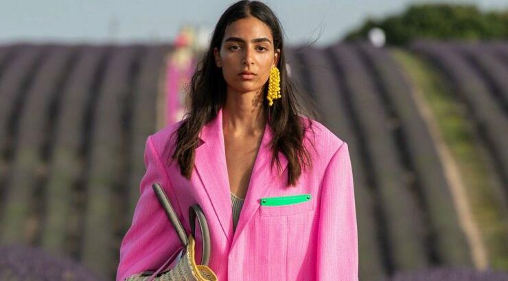 Η χριστουγεννιάτικη συλλογή Jacquemus θα σε πείσει πως το ροζ είναι ιδανικό για τις γιορτές 