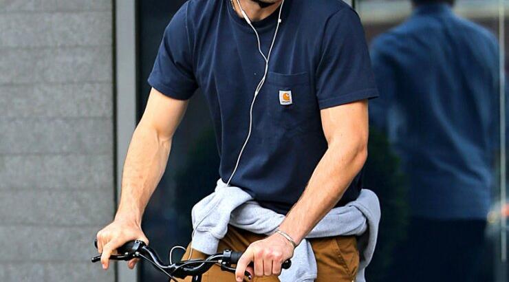 Καυτός ηθοποιός γυμνάζεται με το ποδήλατό του [εικόνες]