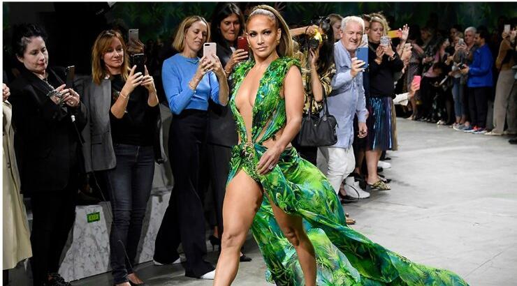 Milan Fashion Week: 20 χρόνια μετά η J. Lo έζησε ξανά την πιο iconic fashion στιγμή της