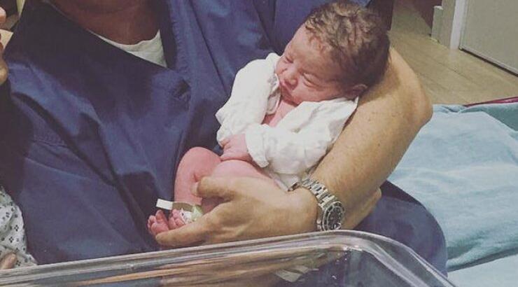 Επώνυμο ζευγάρι έγιναν γονείς και ανήρτησαν τις πρώτες φωτογραφίες με τον γιο τους