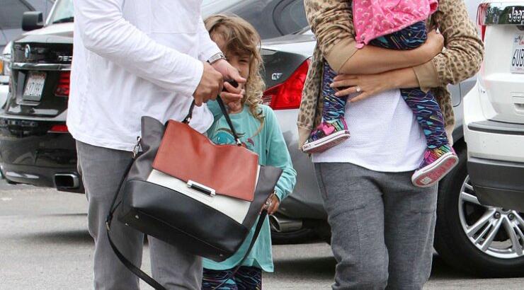 Οικογενειακή βόλτα για την Jessica Alba!