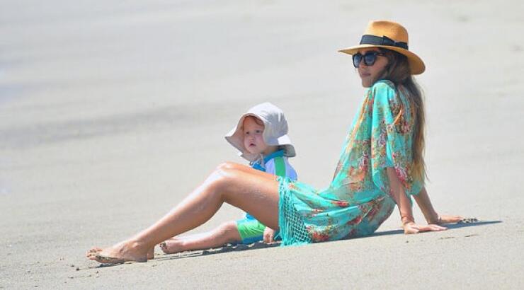 Jessica Alba: Οικογενειακή έξοδος στην παραλία!
