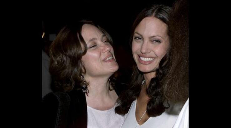 Τη μητέρα της θα υποδυθεί σε ταινία η Angelina Jolie