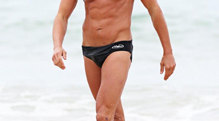 Αυτός είναι ο σέξυ personal trainer της Angelina Jolie