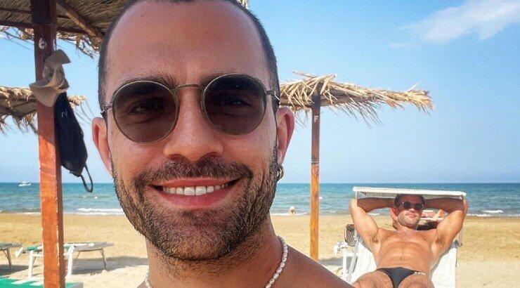 Τζούλιο Φιλίππο Ντ’ Ερρίκο: Γυμνός σε παραλία της Νάξου με τον σύντροφό του! [εικόνες]