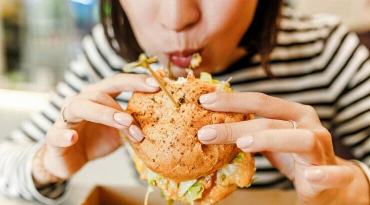 9 tips από την ειδικό για να αποφύγεις τις λιγούρες για junk food