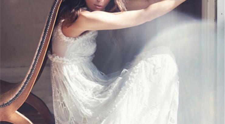 H Κίρα Νάιτλι ποζάρει με παραμυθένια φορέματα