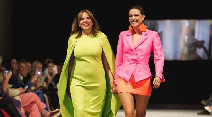 Βίκυ Καγιά: Χέρι – χέρι στην πασαρέλα με τη μητέρα της [εικόνες & βίντεο]
