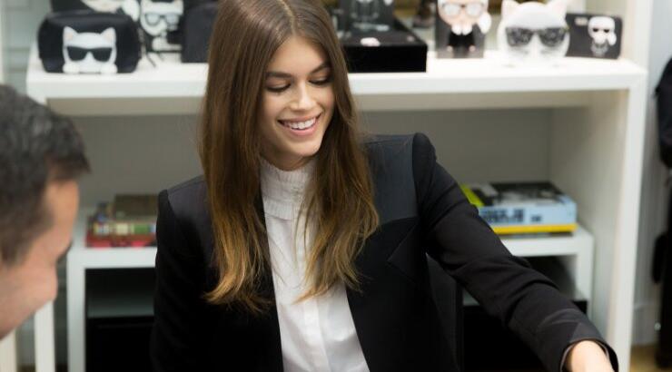 Ο Karl Lagerfeld ετοιμάζει καινούργια συλλογή με την κόρη της Cindy Crawford