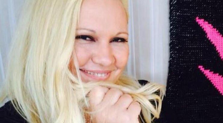 Απίστευτη η Καίτη Φίνου: Topless σε παραλία! [εικόνα]