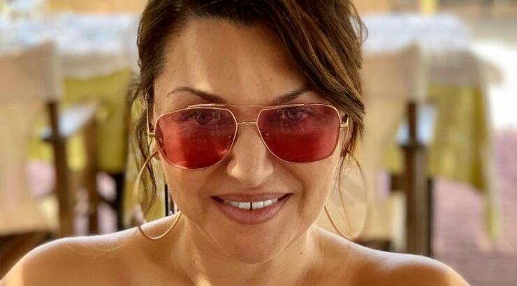 Καίτη Γαρμπή: Δείτε την άβαφη να ποζάρει στην πισίνα  [εικόνα]