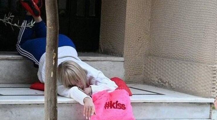  Η Νατάσα Καλογρίδη στο πάτωμα για σκοπούς φωτογράφησης [εικόνες]