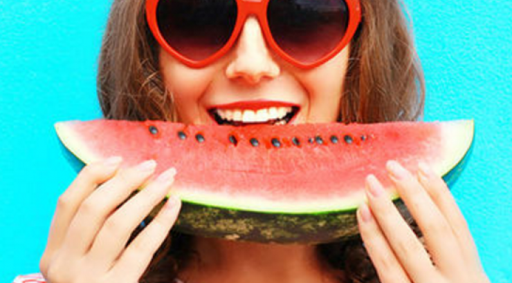 Καλοκαιρινές τροφές που καταπολεμούν γρήγορα το φούσκωμα