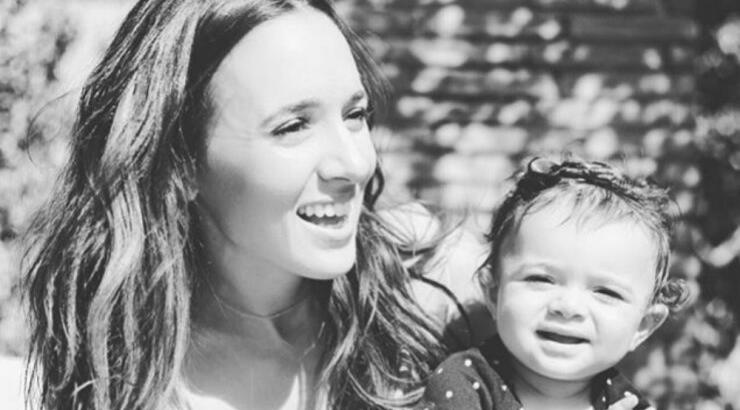 Απλά λιώσαμε! Δείτε την κόρη της Καλομοίρας να πλαντάζει στο κλάμα τη στιγμή που συναντά τον Άγιο Βασίλη