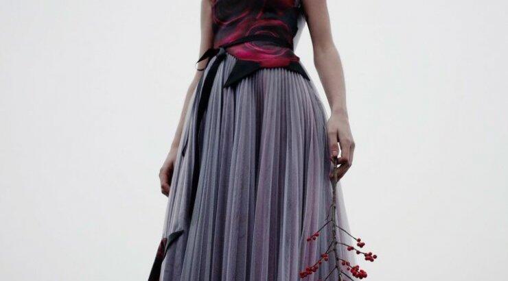 Ο Christopher Kane εμπνέεται από το παραμύθι "Η πεντάμορφη και το τέρας" και δημιουργεί μια παραμυθένια συλλογή