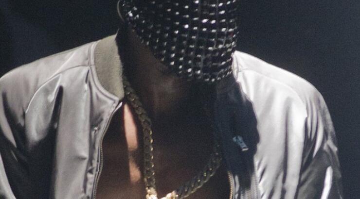 Ποιος διάσημος τραγουδάει με μάσκα στο πρόσωπο;