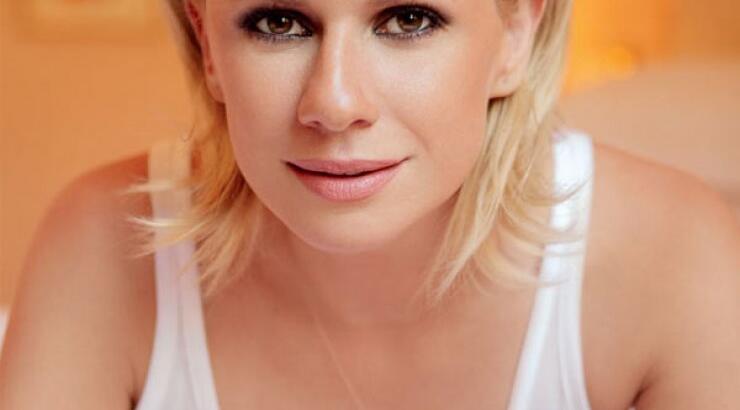 Συγκινημένη η Καραβάτου στην πρώτη εκπομπή μετά το θάνατο του πατέρα της