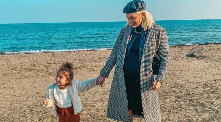 Άντρη Καραντώνη: Η μικρή Αργυρώ κάνει "πρόβα" λίγο πριν υποδεχθεί την αδερφούλα της [βίντεο]