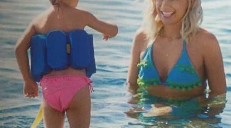 Κατερίνα Καραβάτου: Η εντυπωσιακή εμφάνισή της με μπικίνι, παρέα με την κόρη της