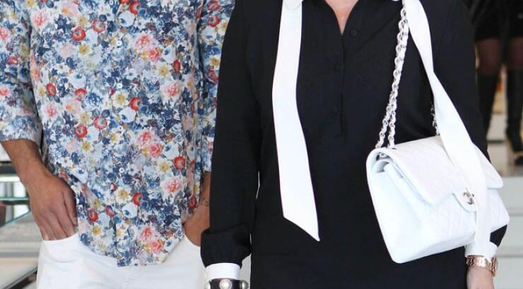 Η μαμά Kardashian ερωτευμένη με πολύ νεότερο άντρα; [εικόνες]
