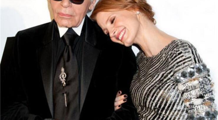 H Jessica Chastain παίρνει συνέντευξη από τον Karl Lagerfeld 