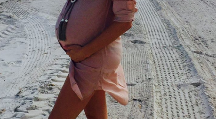 Πασίγνωστο μοντέλο ποζάρει με μαγιό λίγο πριν γίνει μανούλα για δεύτερη φορά