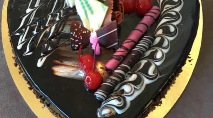 Η τούρτα έκπληξη σε σχήμα καρδιάς από επώνυμο Κύπριο στη σύζυγό του!